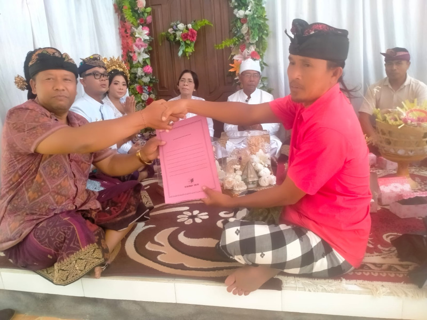 kegiatan Penyerahan Kartu KK Baru,Akta Perkawinan,dan KTP Baru