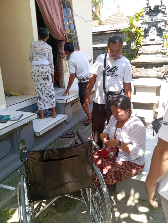 Bantuan Kursi Roda Dari Dinas Sosial.