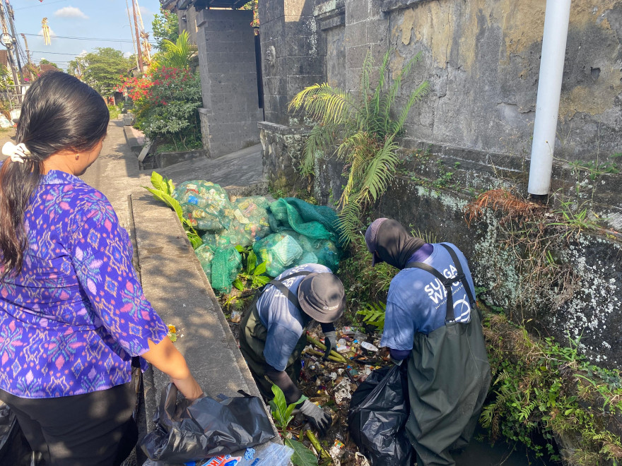 GIAT BERSIH SAMPAH PLASTIK BERSAMA TEAM SUNGAI WATCH