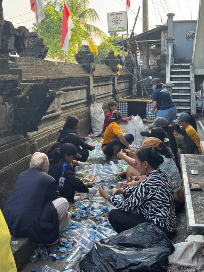 KEGIATAN BANK SAMPAH RUTIN DI DESA KABA-KABA BERSAMA MAHASISWA KKN ITEKES BINTANG PERSADA TAHUN 2025 