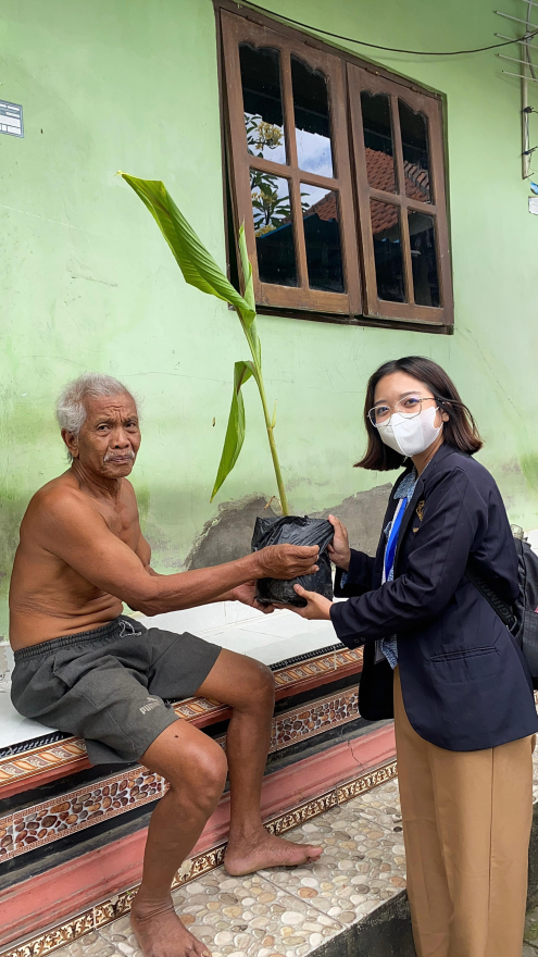 KKN ITEKES BINTANG PERSADA BERSAMA MASYARAKAT : UPAYA HIJAUKAN LINGKUNGAN DENGAN PEMBAGIAN TANAMAN OBAT KELUARGA 