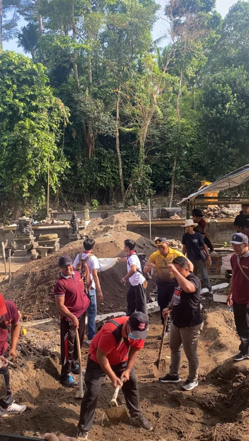 MAHASISWA KAT UNIVERSITAS NGURAH RAI IKUT BERPARTISIPASI DALAM KEGIATAN  GOTONG ROYONG PEMBERSIHAN PURA TENGULI BANJAR  DANGIN UMA  YANG TERDAMPAK BANJIR