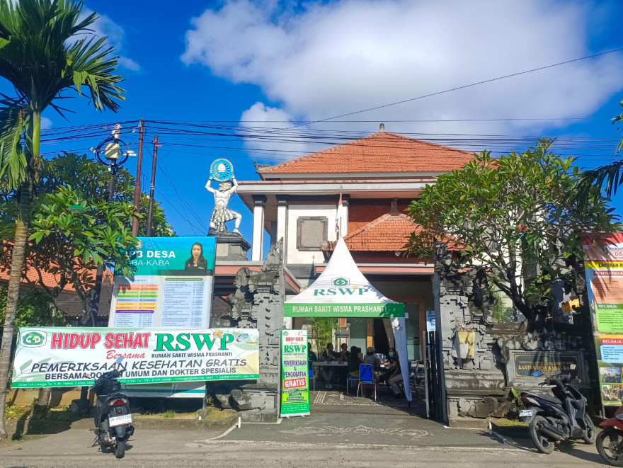 KEGIATAN BAKTI SOSIAL PEMERIKSAAN DAN PENGOBATAN GRATIS DARI RS WISMA PRASANTI