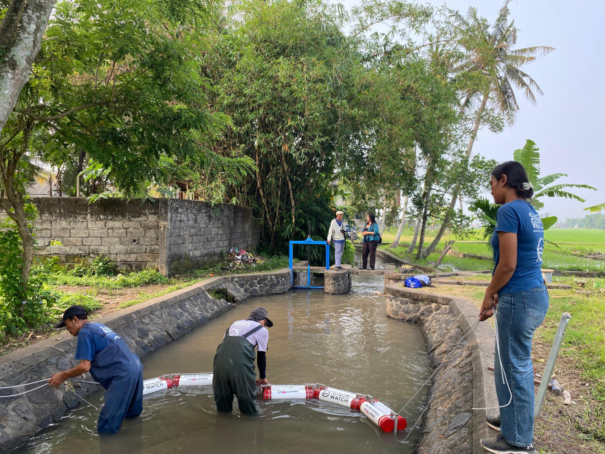 KEGIATAN SUNGAI WATCH PEMASANAN JARING SAMPAH DI TEMUKU AYA DESA KABA-KABA