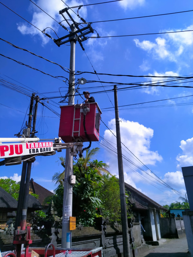 pemasangan Lampu Penerangan Jalan Umum (LPJU)