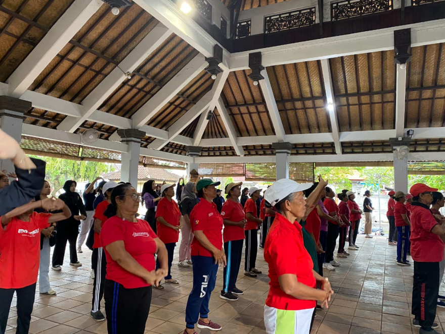 KEGIATAN SENAM LANSIA RUTIN BERSAMA KKN ITEKES BINTANG PERSADA UPAYA MEMBANGUN HIDUP SEHAT TAHUN 2025